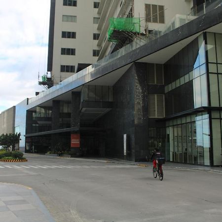 A2J Luxury Bgc Balcony Suite Near Sm Aura Taguig マニラ市 エクステリア 写真