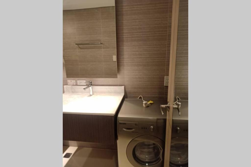 A2J Luxury Bgc Balcony Suite Near Sm Aura Taguig マニラ市 エクステリア 写真
