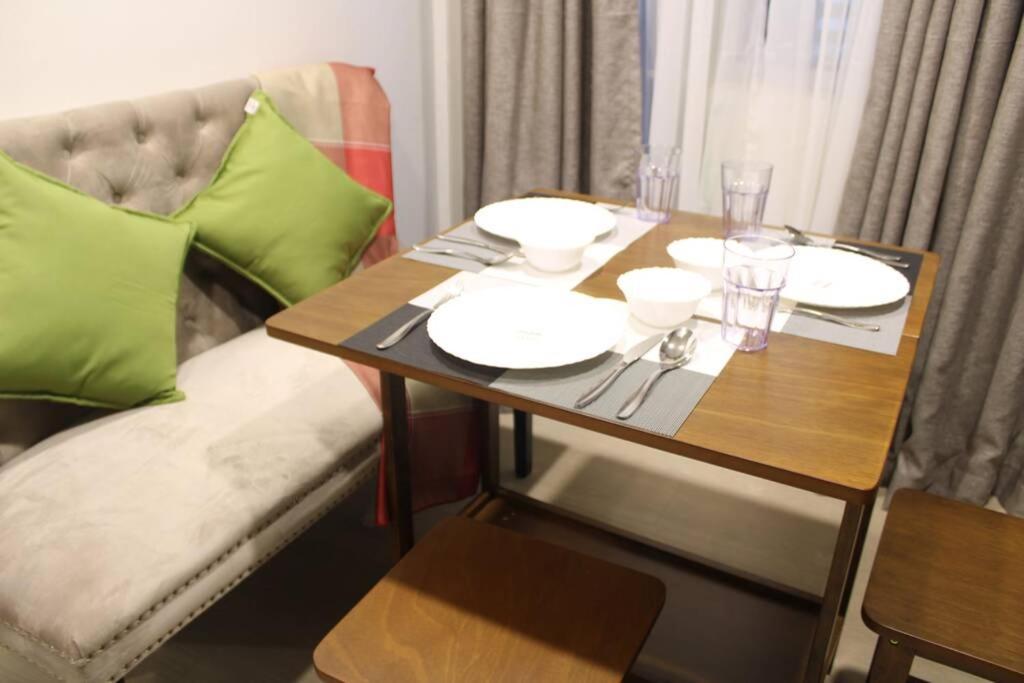 A2J Luxury Bgc Balcony Suite Near Sm Aura Taguig マニラ市 エクステリア 写真
