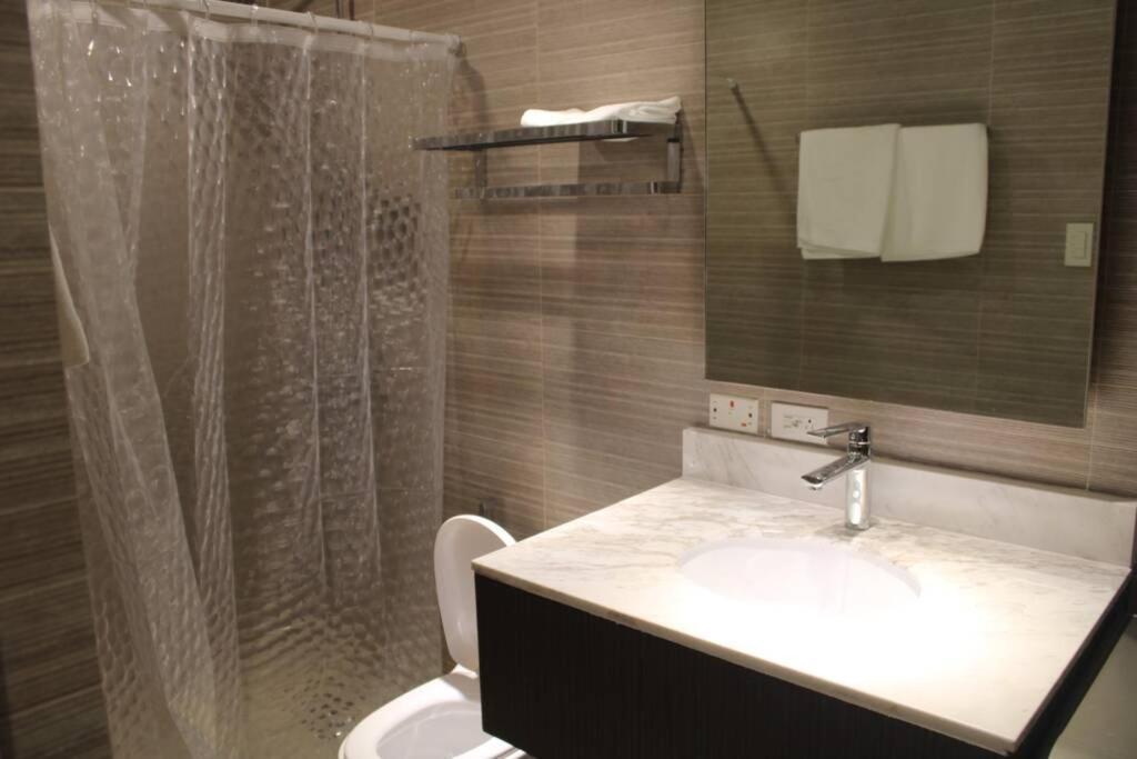 A2J Luxury Bgc Balcony Suite Near Sm Aura Taguig マニラ市 エクステリア 写真