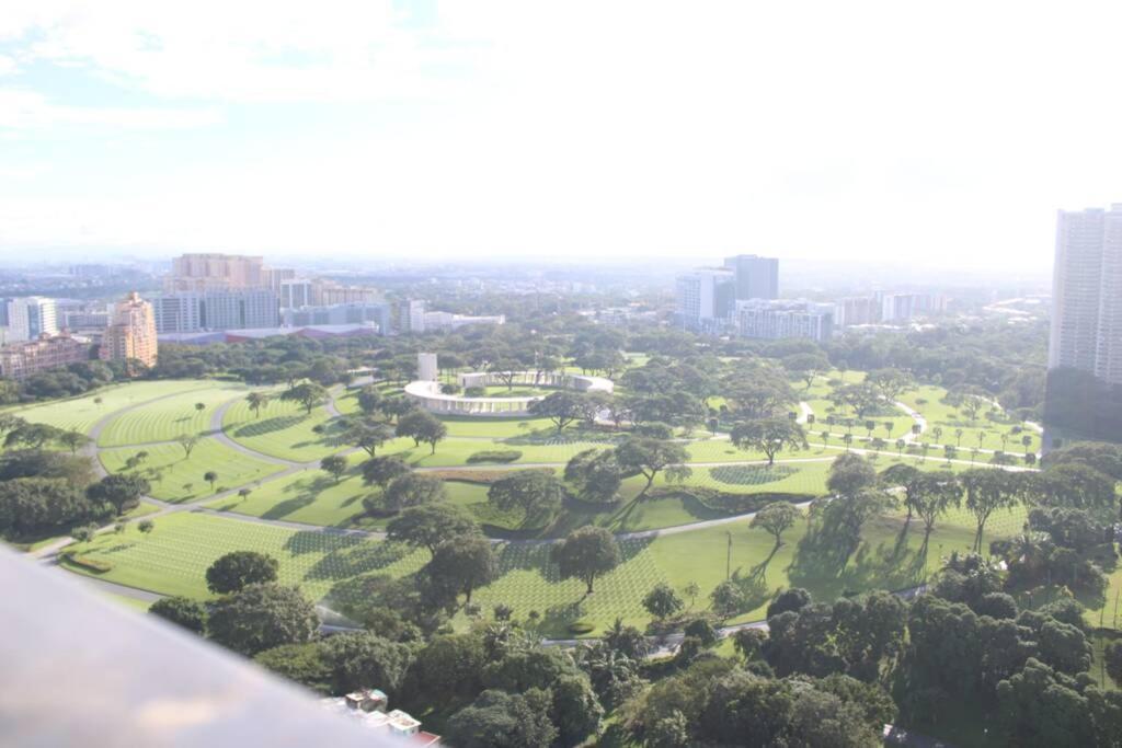 A2J Luxury Bgc Balcony Suite Near Sm Aura Taguig マニラ市 エクステリア 写真