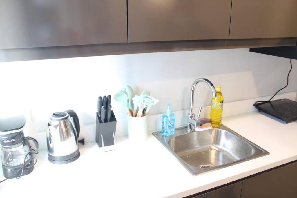 A2J Luxury Bgc Balcony Suite Near Sm Aura Taguig マニラ市 エクステリア 写真