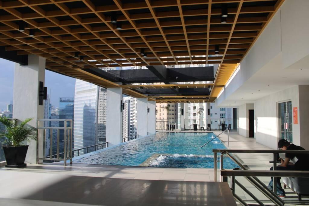 A2J Luxury Bgc Balcony Suite Near Sm Aura Taguig マニラ市 エクステリア 写真