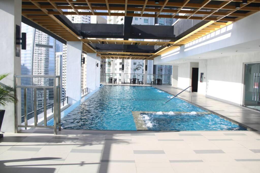 A2J Luxury Bgc Balcony Suite Near Sm Aura Taguig マニラ市 エクステリア 写真