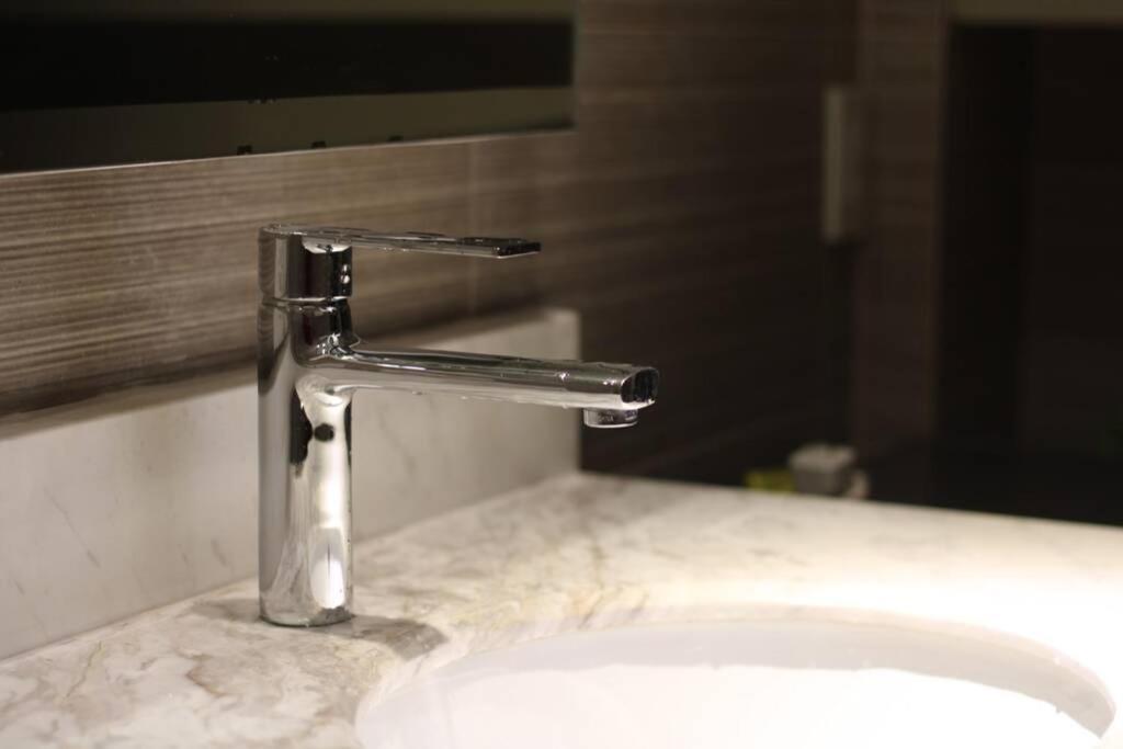 A2J Luxury Bgc Balcony Suite Near Sm Aura Taguig マニラ市 エクステリア 写真