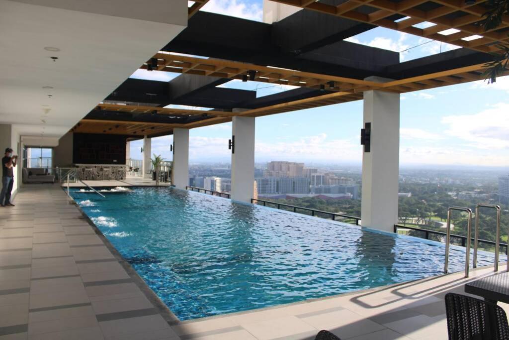 A2J Luxury Bgc Balcony Suite Near Sm Aura Taguig マニラ市 エクステリア 写真