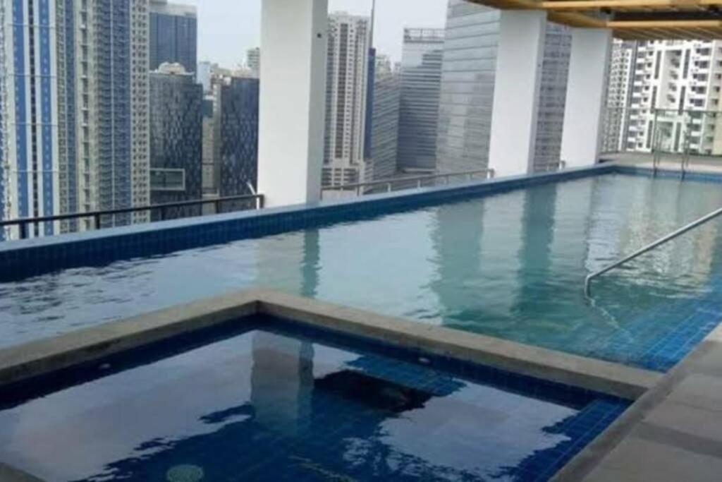 A2J Luxury Bgc Balcony Suite Near Sm Aura Taguig マニラ市 エクステリア 写真