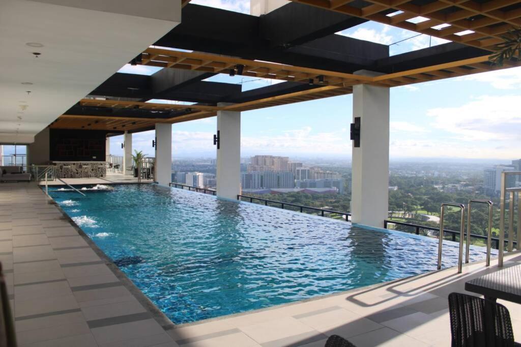 A2J Luxury Bgc Balcony Suite Near Sm Aura Taguig マニラ市 エクステリア 写真