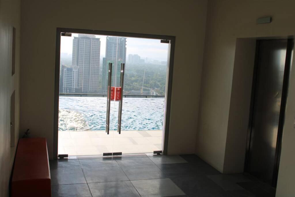 A2J Luxury Bgc Balcony Suite Near Sm Aura Taguig マニラ市 エクステリア 写真