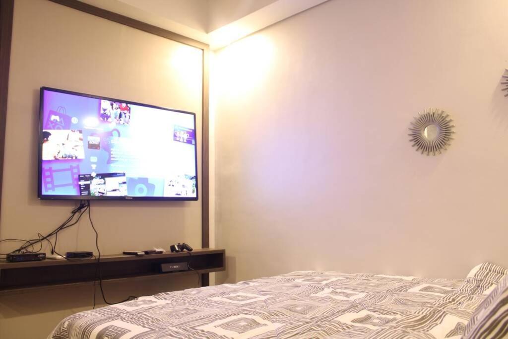 A2J Luxury Bgc Balcony Suite Near Sm Aura Taguig マニラ市 エクステリア 写真